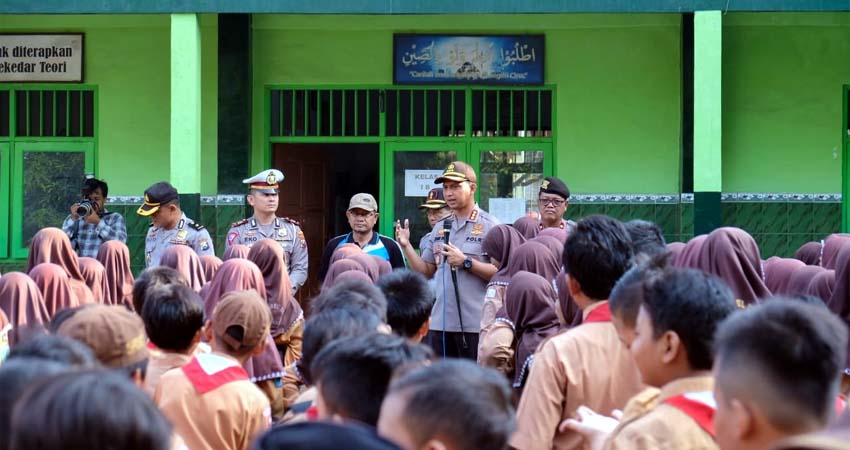 MENYAPA - Kapolresta Sidoarjo, Kombes Pol Zain Dwi Nugroho beserta para perwiranya menyapa para pelajar