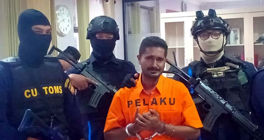 DIAMANKAN - Tersangka penyelundupan sabu-sabu seberat 1,3 kilogram diamankan petugas Bea Cukai Juanda bersama barang buktinya, Senin (18/11/2019)