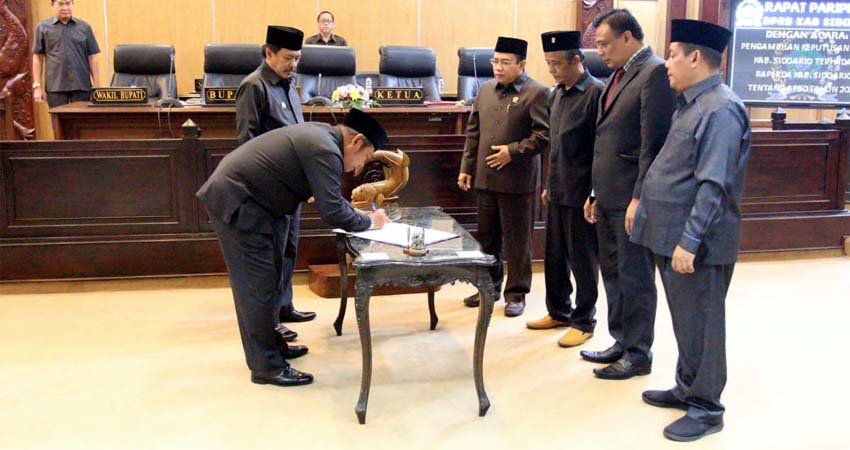 SETUJUI - Bupati Sidoarjo, Saiful Ilah dan Ketua DPRD Sidoarjo, Usman akhirnya menandatangani persetujuan APBD Tahun 2020 dalam rapat Paripurna, Sabtu (30/11/2019) malam