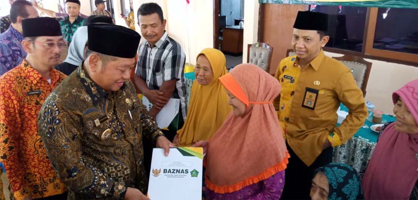 Bupati Sidoarjo H. Saiful Ilah didampingi Baznas Sidoarjo serahkan bantuan (gus)