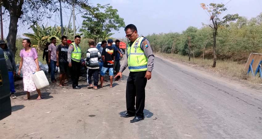 Petugas polisi Polsek Porong saat melakukan olah TKP di jalan raya Desa Tambak Kalisogo (gus)