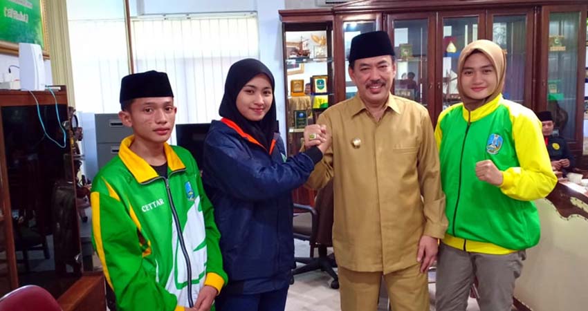 BERI PENGHARGAAN - Wabup Sidoarjo, Nur Ahmad Syaifuddin memberikan penghargaan kepada 3 atlet Pagar Nusa yang meraih prestasi di ruang dinas, Senin (09/12/2019)