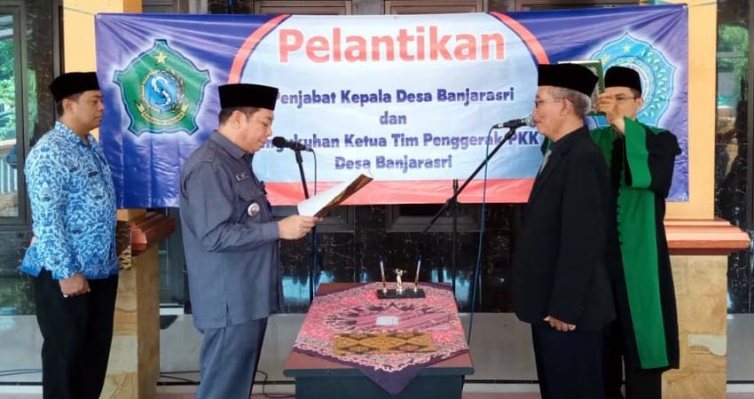 Camat Tanggulangin Didik Widoyoko (kiri) melantik dan mengambil sumpah jabatan Pj Kepala Desa Banjarasri, Sudarna (gus)