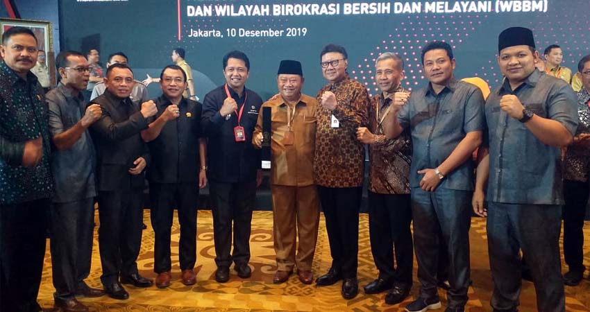 PENGHARGAAN - DPMPTSP Pemkab Sidoarjo meraih penghargaan Zona Integritas Wilayah Bebas Korupsi (WBK) dari Kemenpan RB atas keberhasilannya membangunan Zona Integritas pada sistem pelayanan perizinan terpadu melalui Mal Pelayanan Publik, Selasa (10/12/2019)