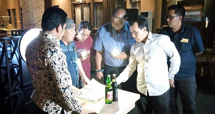 SIDAK - Sejumlah anggota dan pimpinan Komisi A DPRD Sidorjo menggelar sidak Bar Salute di lantai II Heritage of Handayani, Perum KNV, Sidoarjo, Senin (25/11/2019) malam