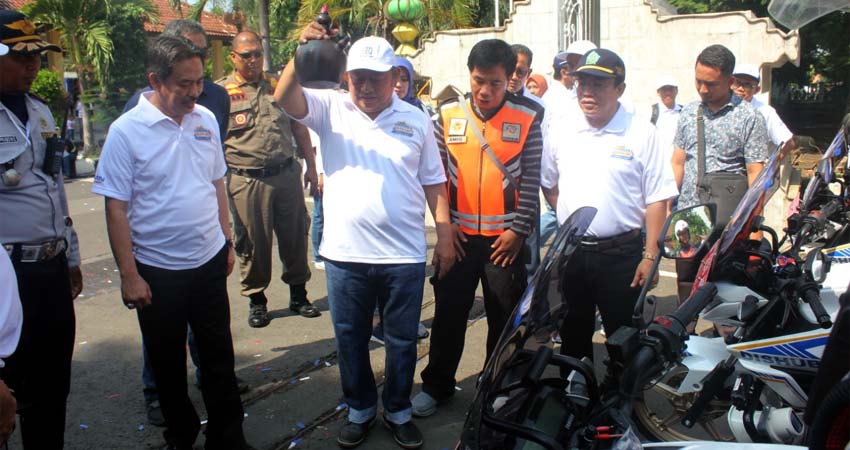 TAMBAHAN - Bupati Sidoarjo, Saiful Ilah memecahkan kendi usai tumpengan penambahan 30 kendaraan operasional Dishub Pemkab Sidoarjo di Pendopo Delta Wibawa, Sabtu (14/12/2019)