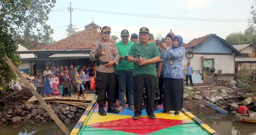 RESMIKAN - Bupati Sidoarjo, Saiful Ilah meresmikan dua jembatan di Dusun Pucu'an dan Dusun Kalikajang, Kelurahan Gebang, Kecamatan/Kabupaten Sidoarjo, Jumat (29/11/2019) sore