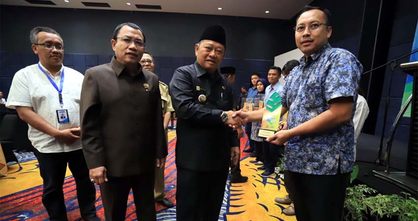 PENGHARGAAN - Bupati Sidoarjo, Saiful Ilah didampingi Ketua DPRD Sidoarjo, Usman memberikan penghargaan untuk 6 perusahaan kategori green industri dan SKPL di Hotel Luminor, Sidoarjo, Senin (2/12/2019)