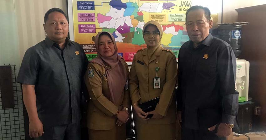 KONSULTASI - Ketua BK DPRD Sidoarjo, M Nizar dan anggotanya, Bashor berkonsultasi dengan Kabag Otonomi Daerah, Pemerintahan Propinsi Jatim, Utami beserta stafnya, Senin (09/12/2019)