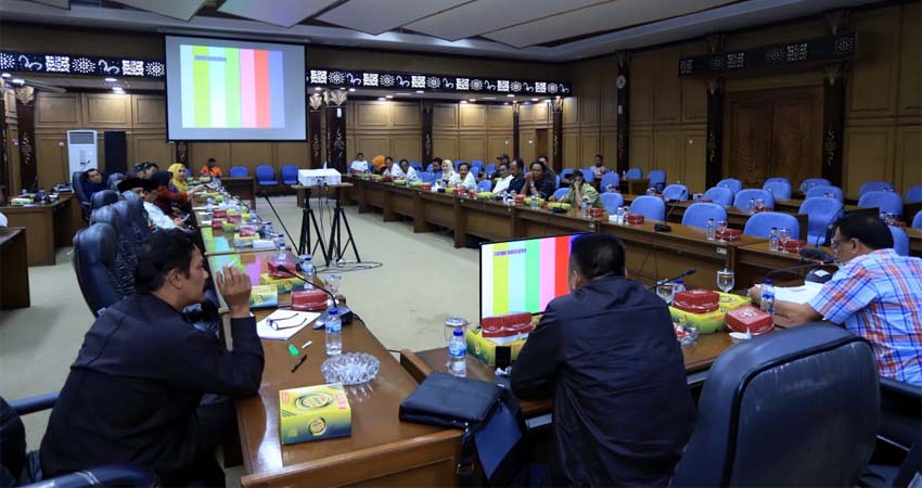 HEARING - Sejumlah anggota dan pimpinan DPRD Sidoarjo menggelar hearing bersama perwakilan gabungan LSM (Seven Gab) di ruang Paripurna DPRD Sidoarjo membahas mulai Silpa, Premi hingga pembangunan RSUD Barat, Rabu (18/12/2019)