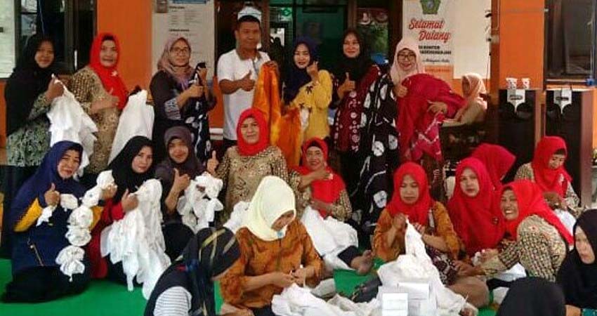 Kepala Desa Barengkrajan Asmono dan istri ( Ketua Tim Penggerak PKK ) menyemangati para wanita belajar batik ikat. (par)