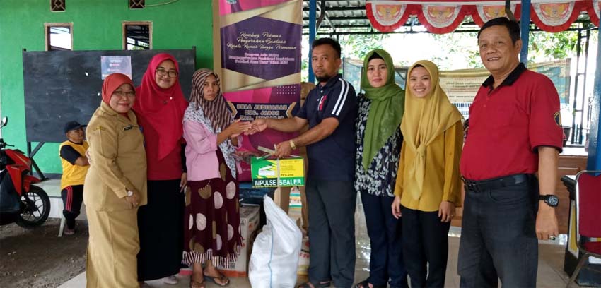 Kepala Desa Jemirahan H. Khoiruth Tholab Koordinator bersama pendamping program Jalin Matra Kabupaten Sidoarjo, Kasmuin menyerahkan bantuan (gus)