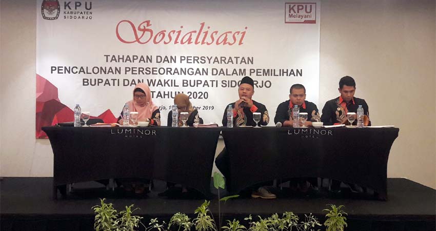 SOSIALISASI - Ketua KPU Sidoarjo, M Iskak menggelar sosialisasi tahapan dan persyaratan pencalonan perseorangan dalam Pemilihan Bupati dan Wakil Bupati Sidoarjo Tahun 2020 di Hotel Luminor, Sidoarjo, Kamis (19/12/2019) sore