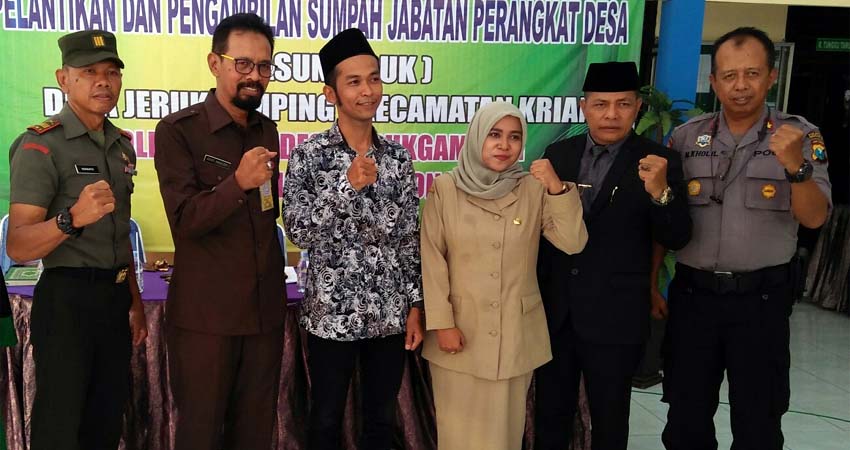 Kepala Desa Jerukgamping Moch. Lubis Heryono bersama Forkopimka Krian dan Kasun Jeruk, Hedi Ati Fauziah. (par)