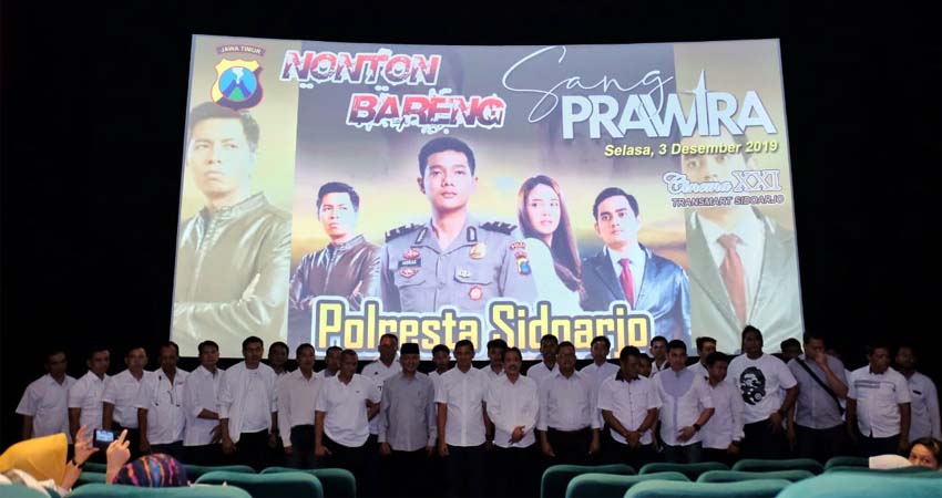 NOBAR - Kapolresta Sidoarjo, Kombes Pol Zain Dwi Nugroho Nonton Bareng (Nobar) bersama Forkopimda, tokoh masyarakat dan pelajar Sidoarjo Film Sang Prawira, Selasa (03/12/2019) malam