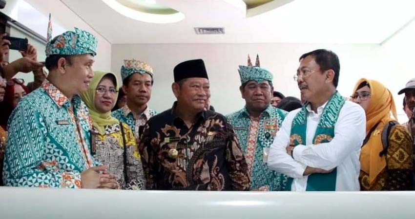 KUNJUNGAN - Menteri Kesehatan RI, dr Terawan Agus Putranto didampingi Bupati Sidoarjo, Saiful Ilah dan Dirut RSUD Sidoarjo, dr Atok Irawan mengunjungi sejumlah layanan termasuk layanan sistem penanganan ibu melahirkan, Jumat (13/12/2019)