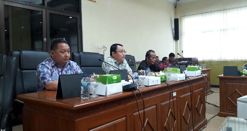 KETERANGAN - Ketua DPRD Sidoarjo, H Usman didampingi Wakil Ketua I, Bambang Riyoko dan Ketua BK DPRD Sidoarjo, M Nizar memberikan keterangan pers di ruang rapat, Kamis (5/12/2019)