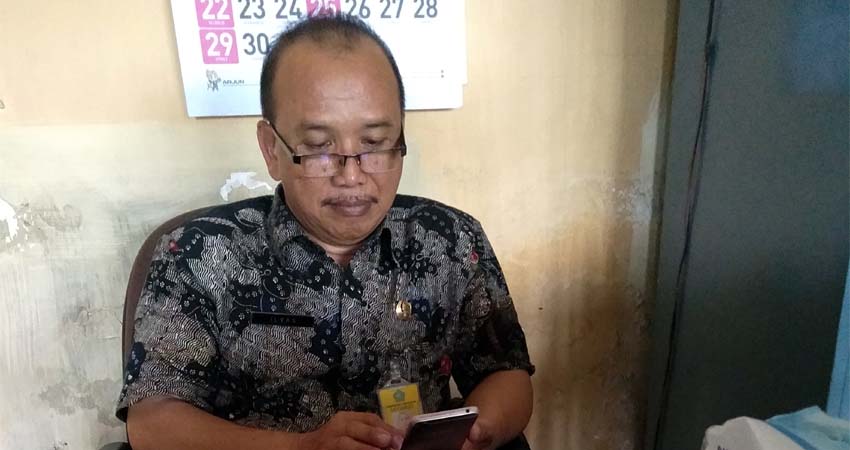 Kepala Koordinator Pendidikan Wilayah Krembung, Ilyas saat di ruang kerjanya (gus)