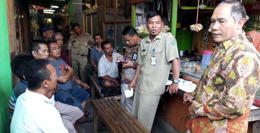 Nawari, Kabid Pasar Disperindag Pemkab Sidoarjo ( baju dinas ) ketika mendampingi anggota Komisi V DPR RI, Bambang Haryo Soekartono kunjungan kerja Pasar Sukodono. Senin (8/10/2018). (ari)