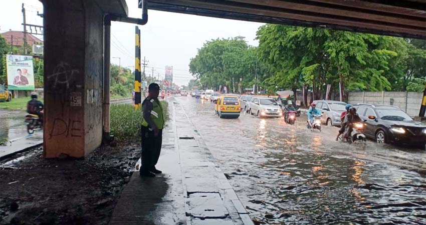 Langganan Banjir Saat Hujan, Underpass Tol Jati Dikeluhkan Pengguna Jalan