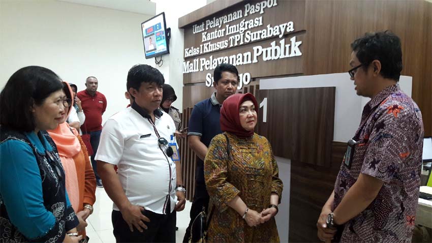 PELAYANAN - Deputi Bidang Pelayanan Publik Kemenpan RB, Prof Diah Natalisa didampingi Kepala DPMPTSP Pemkab Sidoarjo, Ari Suryono mengecek satu per satu pelayanan yang ada di Mall Pelayanan Publik (MPP) di Jalur Lingkar Timur, Jumat (13/12/2019)