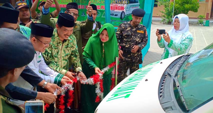 LAUNCHING - Wabup Sidoarjo, Nur Ahmad Syaifuddin melaunching mobil Ambulance Layanan Umat pengurus Lazisnu Ranting Desa Plumbungan, Kecamatan Sukodono, Sidoarjo, Rabu (25/12/2019)