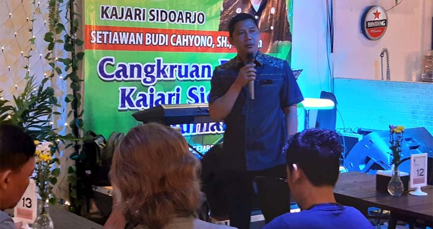 SAMBUTAN - Kepala Kejari Sidoarjo, Setiawan Budi Cahyono menyampaikan keinginannya bersinergi dengan puluhan wartawan Sidoarjo di Jons Cafe, Ciwalk, Sidoarjo, Kamis (05/12/2019) malam