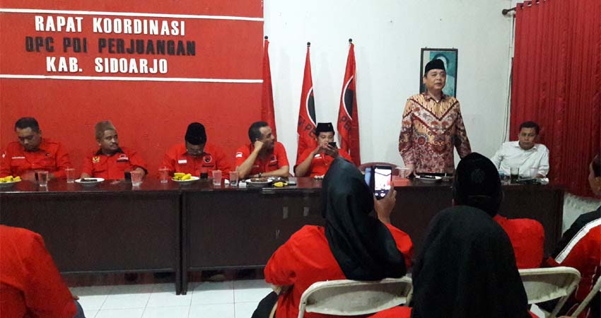 PERKENALAN - Bacawabup PDI Perjuangan, Hadrean Renanda memperkenalkan diri dihadapan ratusan pengurus PAC dan ranting PDI Perjuangan Sidoarjo bersama 9 bakal calon lainn yang mendaftat lewat PDI Perjuangan, Rabu (11/12/2019) malam