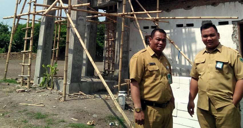 Sekdes Kepunten, Gatot Suharjo bersama staf mengawasi pembangunan Pamsimas . (par)