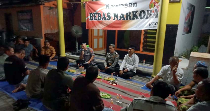 Kapolsek Krembung AKP Purwanto memberikan pemaparan tentang bahaya narkoba di Desa Jenggot (gus)