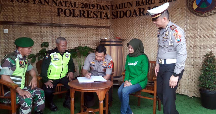 DIOPERASIKAN - Kapolresta Sidoarjo, Kombes Pol Zain Dwi Nugroho dan Kasat Lantas, AKP Eko Iskandar mulai mengoperasikan Pos Pelayanan (Pos Yan) Bundaran Perumahan Taman Pinang Indonesia (TPI) Sidoarjo berkonsep Go Green, Senin (23/12/2019)