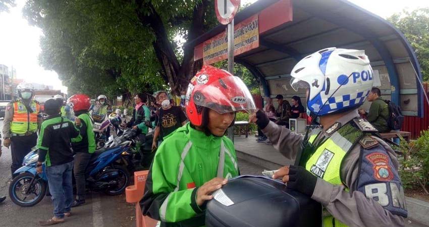 TILANG - Puluhan Ojek Online (Ojol) yang biasa mangkal di depan PT Gudanga Garam, Bungurasih, Kecamatan Waru, Sidoarjo ditilang petugas Unit Turjawali, Satuan Lantas, Polresta Sidoarjo, Sabtu (7/12/2019)