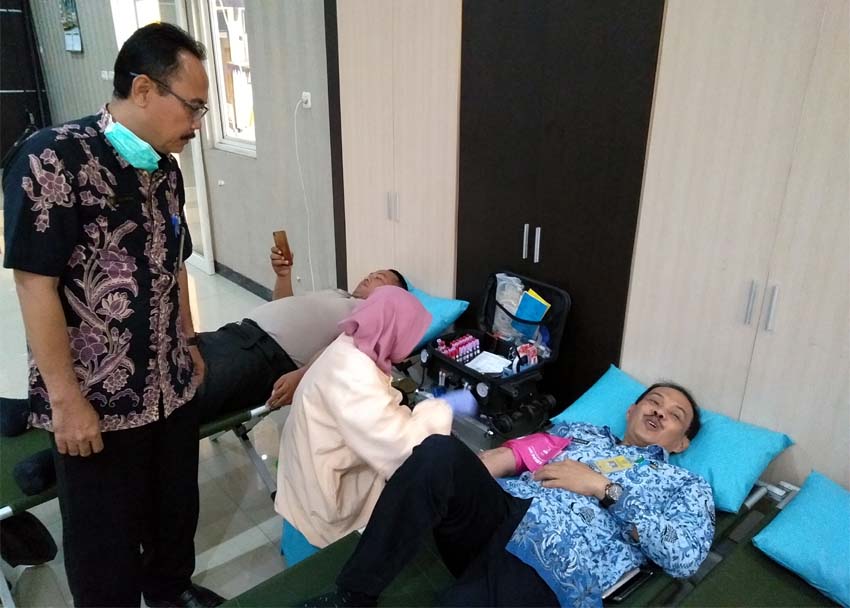 Kepala UPTD Pusksemas Jabon Dr. Djoko Setijono meninjau langsung kegiatan baksos donor darah (gus)