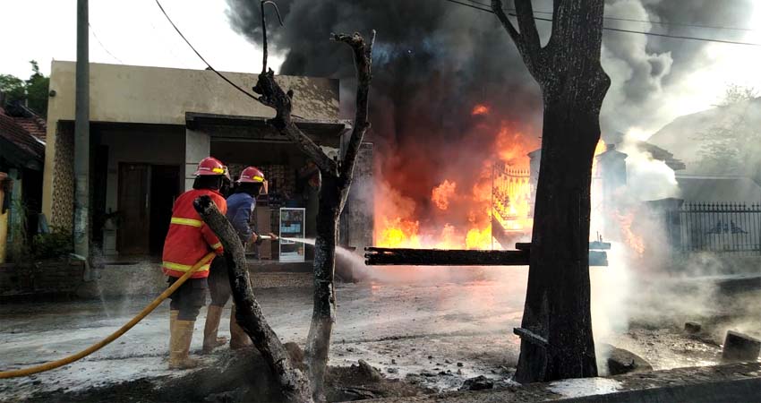 Rumah Dua Lantai Ludes Dilalap Api