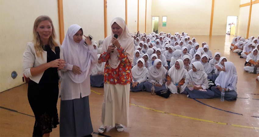 MOTIVASI - Mahasiswi asal Frunkfurt Jerman, Sabrina Holl memberikan motivasi dan cara agar para pelajar Smamita bisa meraih beasiswa dari sejumlah kampus di Jerman saat acara temu kangen di Aula Smamita, Selasa (10/12/2019)
