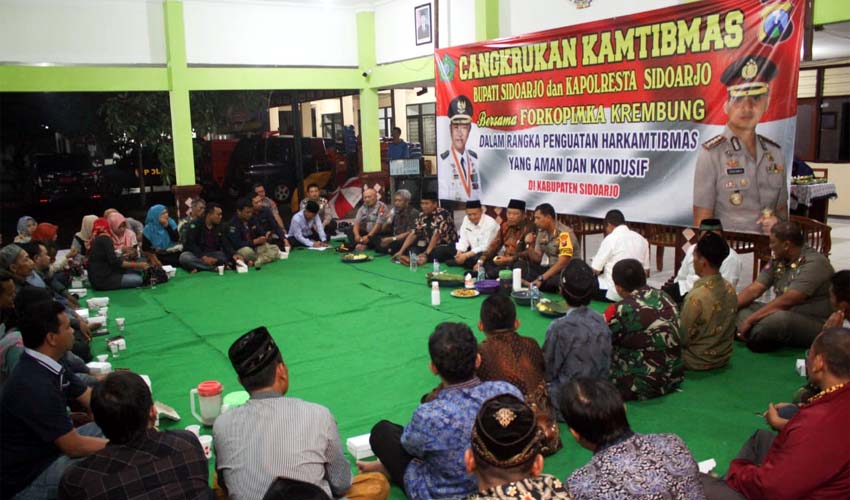 CANGKRUKAN - Kapolresta Sidoarjo, Kombes Pol Zain Dwi Nugroho dan Bupati Sidoarjo, Saiful Ilah menggelar cangkrukan bersama warga Krembung, Jumat (27/12/2019) malam