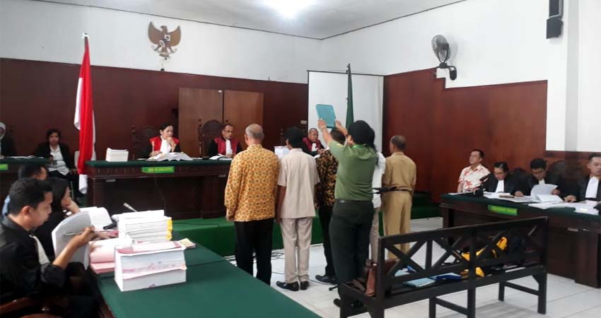 LARUT - Sidang kasus dugaan penyerobotan tanah Puskopkar di Pengadilan Negeri Sidoarjo hingga larut malam, Senin (09/12/2019)