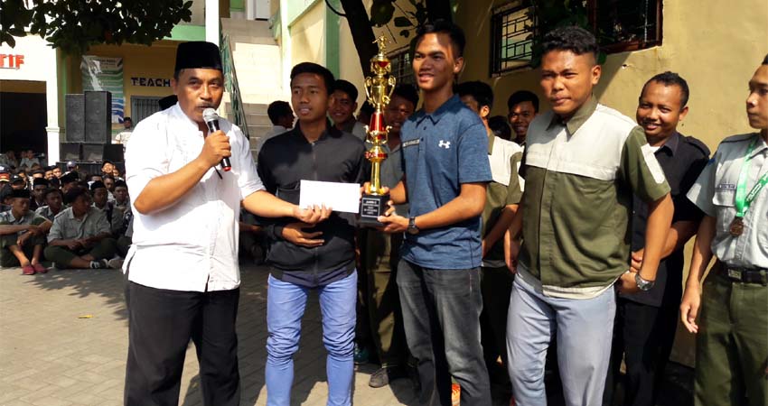 GEBYAR - Wakil Kepala SMK YPM 8 Sidoarjo menyerahkan uang tunai bonus prestasi siswa dan siswi beserta guru pendampingnya senilai Rp 12,8 juta, Jumat (13/12/2019)