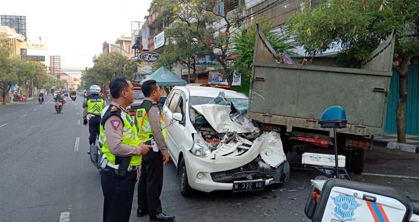 RINGSEK - Petugas Laka, Satuan Lantas, Polresta Sidoarjo mengevakuasi mobil Avanza warna putih bernopol N-332-VQ yang menabrak truk Satpol PP Pemkab Sidoarjo yang di parkir di JL Gajahmada, Sidoarjo, Sabtu (30/11/2019) dini hari