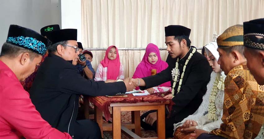 NIKAH - Penghuni tahanan Polresta Sidoarjo, Agung Setyo Nugroho melangsungkan pernikahannya dengan Syahidah Hani'ah di Masjid Polresta Sidoarjo, Kamis (12/12/2019)