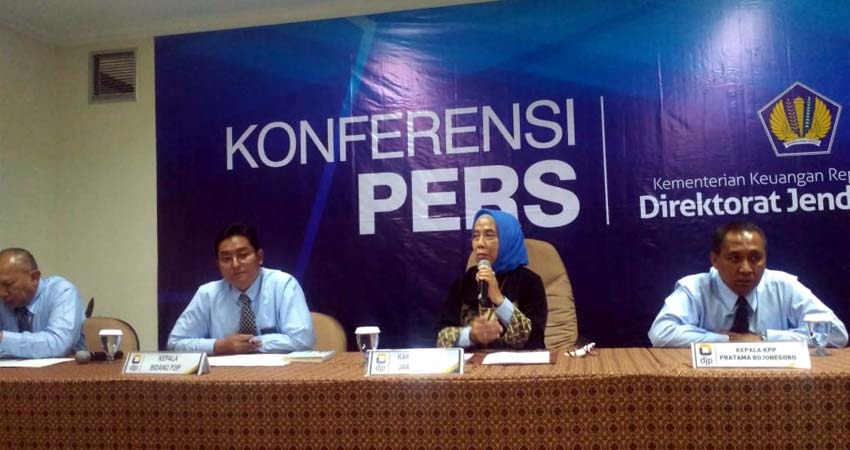 RELEASE - Kepala Kanwil DJP Jatim II, Lusiani merelease (menyampaikan) penyerahan tersangka dan barang bukti penyidikan mafia pajak MNA (48) beserta barang buktinya ke Jaksa Penuntut Umum (JPU) Kejari Bojonegoro, Rabu (11/12/2019)