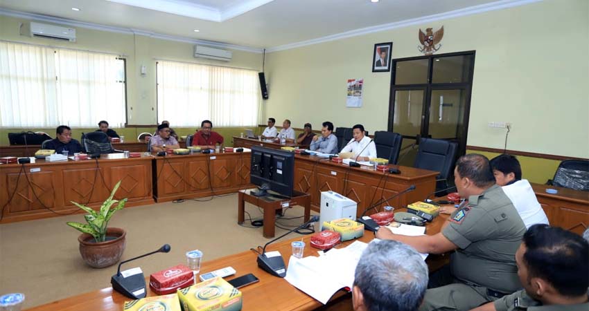 HEARING - Komisi A DPRD Sidoarjo hearing bersama Satpol PP, Disporapar, Bagian Hukum dan manajemen Handayani Heritage soal operasinya Bar Salute di ruang rapat DPRD Sidoarjo, Rabu (4/12/2019)