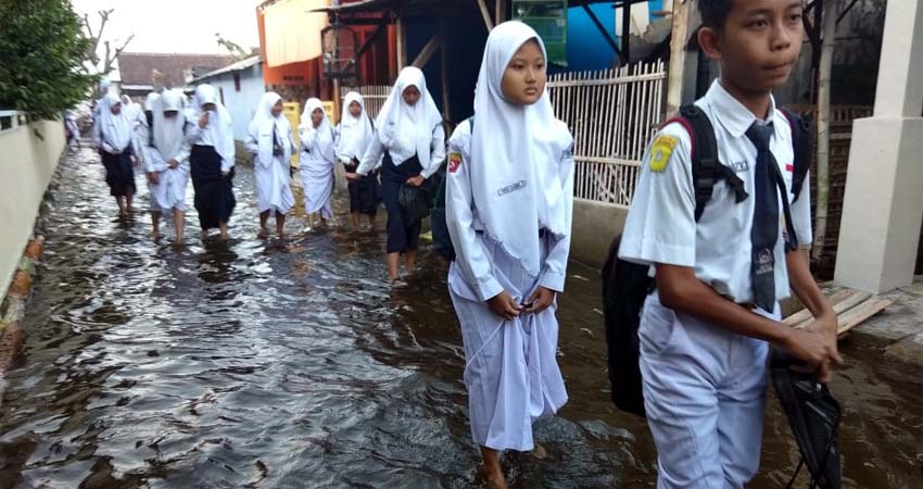 15 Ruang SMPN 2 Tanggulangin Masih Terendam Banjir, Siswa Evakuasi Bangku