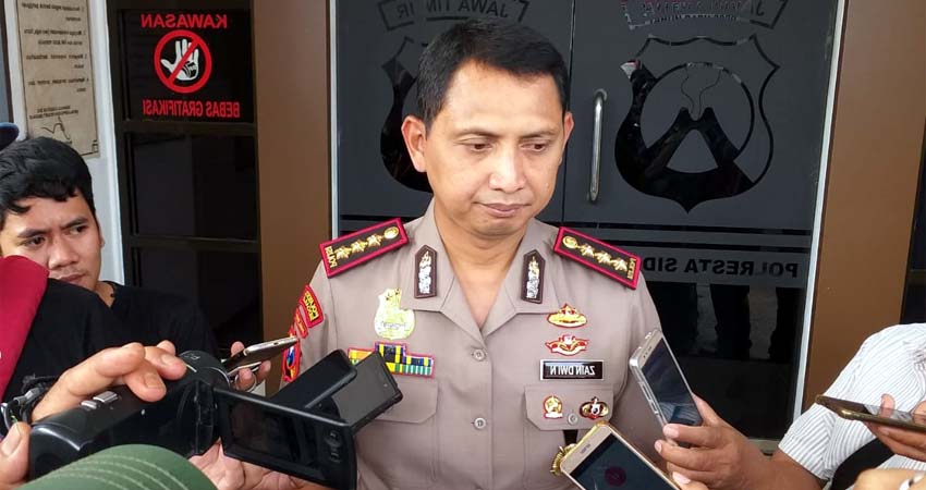 BERI KETERANGAN - Kapolresta Sidoarjo, Kombes Pol Zain Dwi Nugroho memberikan keterangan pers soal kematian Salim Azhari (23) warga Dusun III Sri Tanjung, Tanjung Lubuk, Ogan Komering Ilir, Sumatera Selatan, Kamis (2/1/2020)