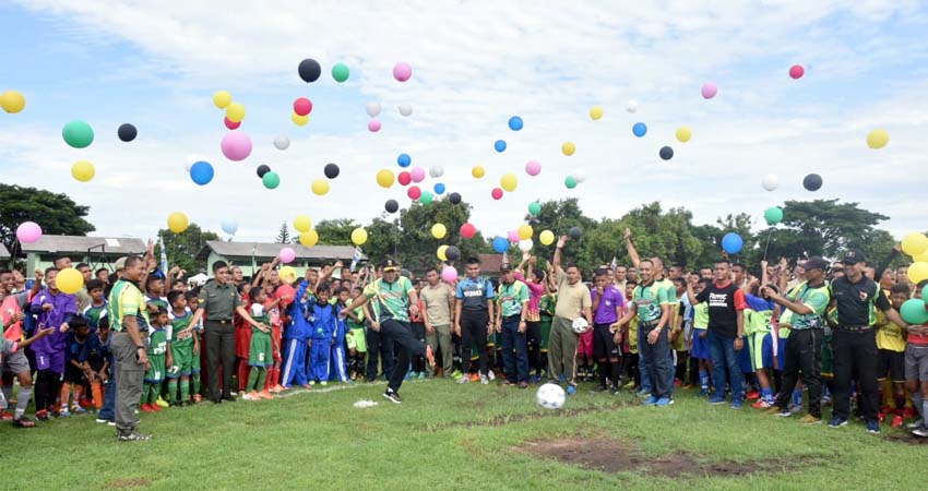 PEMBUKAAN - Pangdam V/Brawijaya Mayjen TNI R Wisnoe Prasetjo Boedi membuka turnamen U-12 yang diikuti sebanyak 64 Klub yang akan bertanding memperebutkan Piala Piala Bergilir Pangdam V/ Brawijaya di lapangan sepak bola Yonarhanud 8 Gedangan Sidoarjo, Kamis (2/1/2020)