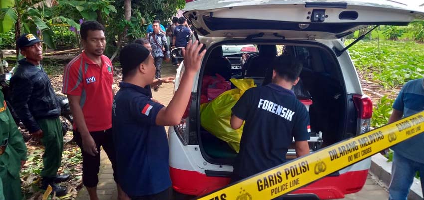 PEMBONGKARAN - Sejumlah petugas Inafis dan Satuan Reskrim, Polresta Sidoarjo membongkar makam Tadarus Faris Lukman Hakim (23) warga Dusun Sigit, Desa Kedungkembar, Kecamatan Prambon, Sidoarjo karena diduga jadi korban penganiayaan, Rabu (22/1/2020)