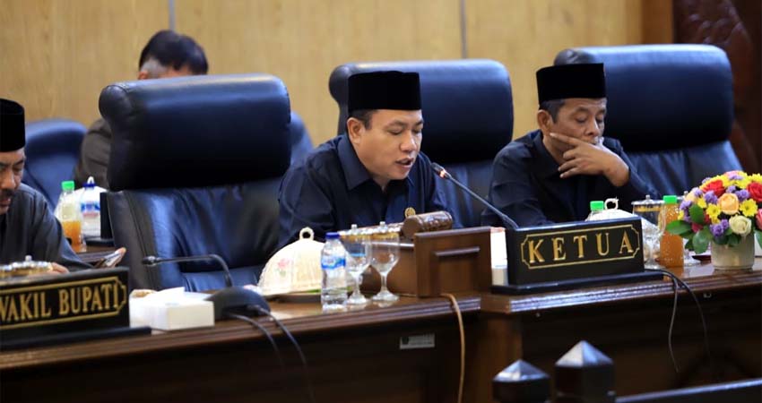 PARIPURNA - Ketua DPRD Sidoarjo, Usman memimpin rapat paripurna pengesahan 2 raperda yakni Raperda tentang Perubahan Raperda Nomor 8 Tahun 2015 tentang Pilkades dan Raperda Penyelenggaraan Kearsipan. Akan tetapi tidak dapat disahkan karena Bupati Sidoarjo dibawa KPK ke Jakarta, Rabu (8/1/2020)