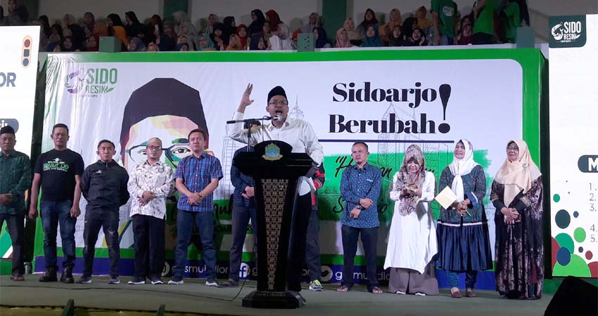 DEKLARASI - CEO Sido Resik, Ahmad Muhdlor Ali (Gus Muhdlor) mendeklarasikan diri maju sebagai Bakal Calon Bupati (Bacabup) Sidoarjo dalam Pilkada 2020 di GOR Pondok Bumi Sholawat, Lebo, Sidoarjo, Minggu (5/1/2020) sore