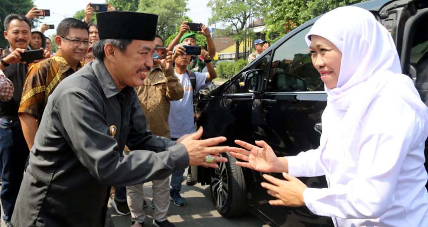 Gubernur Jatim Gelontor Beras dan Gula Murah di Pasar Tanggulangin