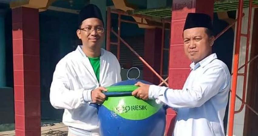 Bacabup Sidoarjo Gus Mudhlor secara simbolis menyerahkan tempat sampah kepada M.Royan pengurus Muslolla Sabilur Rohmah Desa Masangan Kulon Kecamatan Sukodono. (jib)